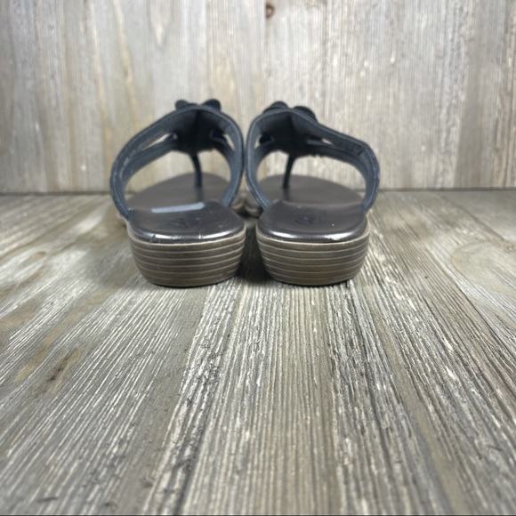 Clarks Flip Flop Leather Sandals Pewter & Black Straps With Flower Size 6. - Picture 5 of 10